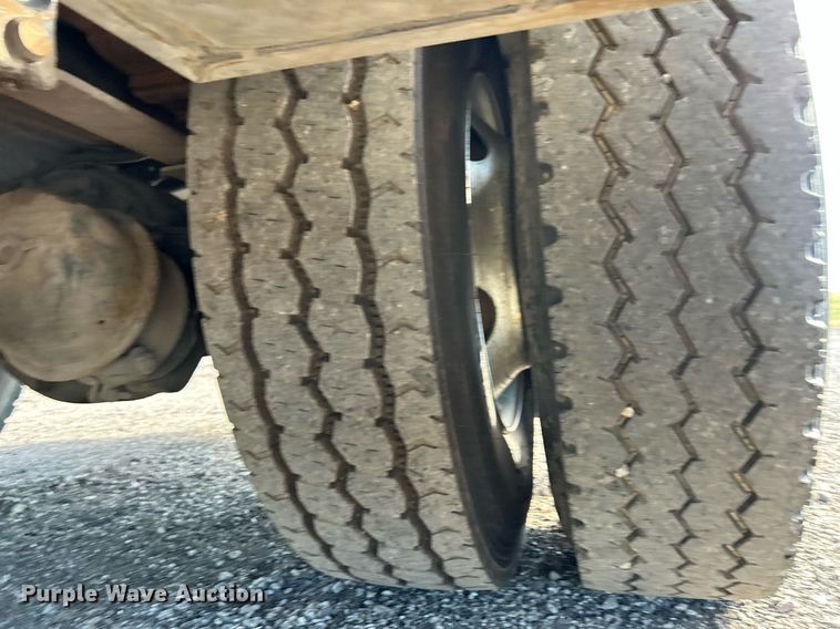 image for item KH9578 2000 Freightliner  FL70 utility / service truck