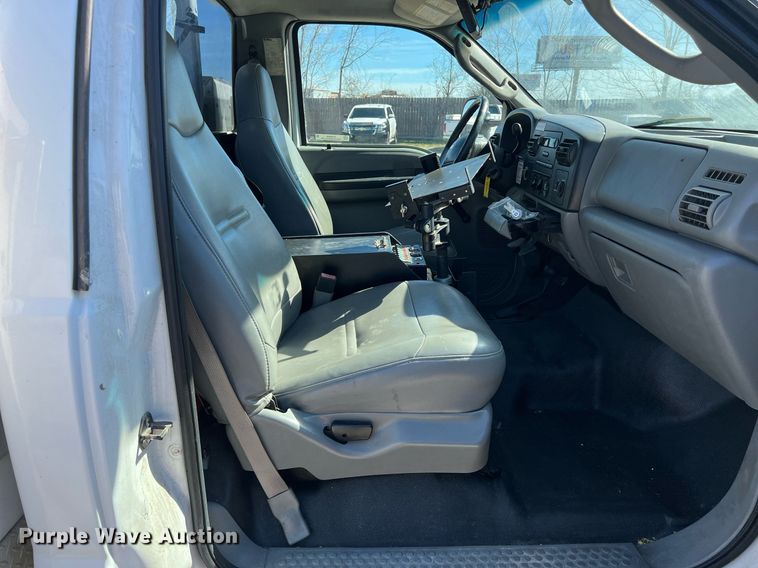 image for item KV9909 2007 Ford F550 Super Duty XL bucket truck