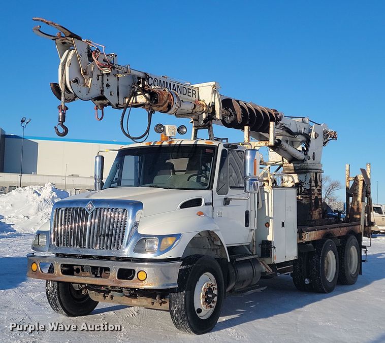image for item LA9534 2005 International  7400 digger derrick truck