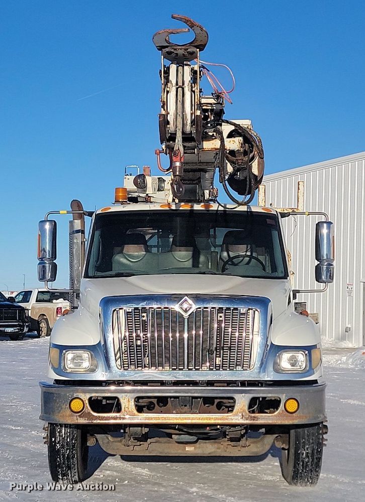 image for item LA9534 2005 International  7400 digger derrick truck