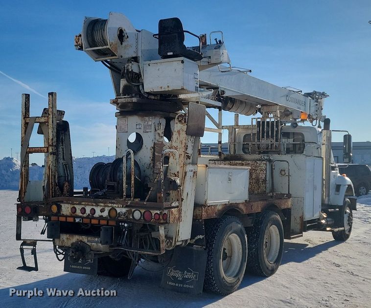 image for item LA9534 2005 International  7400 digger derrick truck