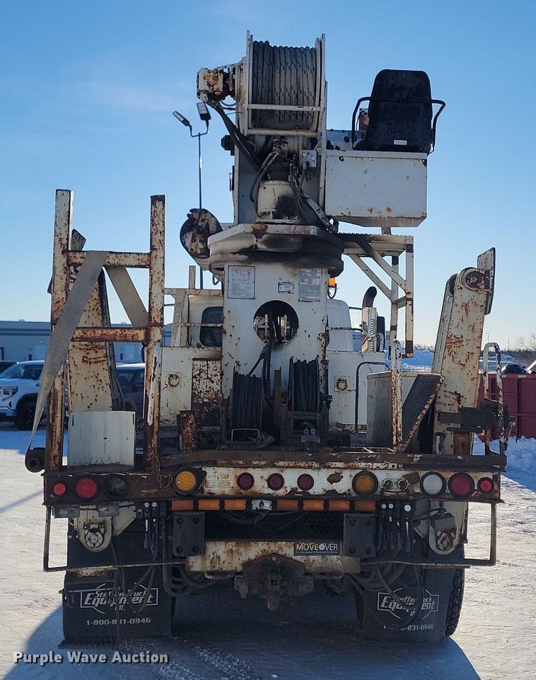 image for item LA9534 2005 International  7400 digger derrick truck