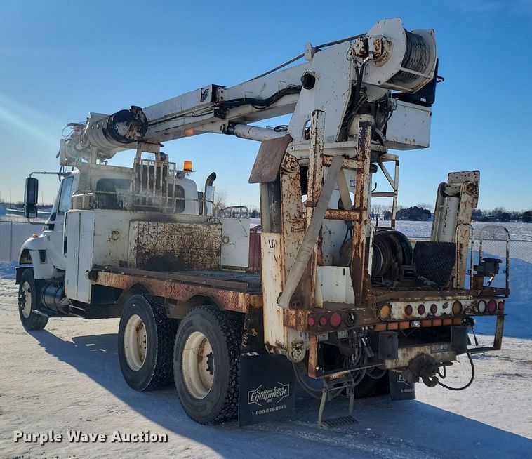 image for item LA9534 2005 International  7400 digger derrick truck