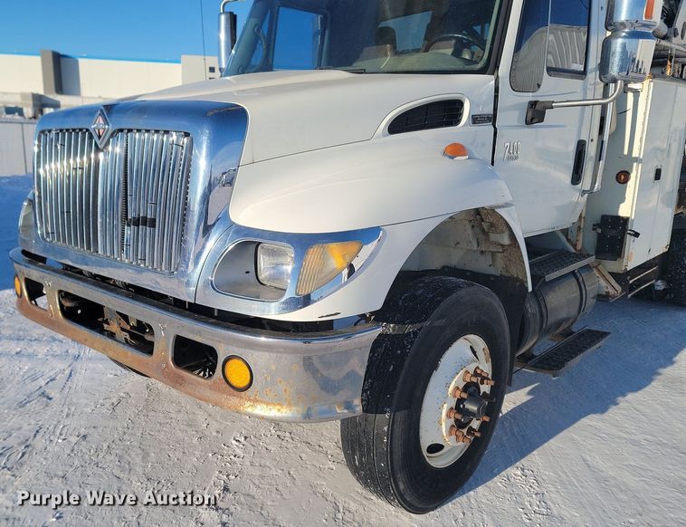 image for item LA9534 2005 International  7400 digger derrick truck