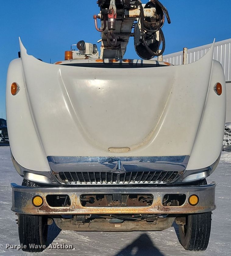 image for item LA9534 2005 International  7400 digger derrick truck