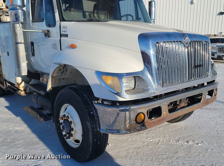 image for item LA9534 2005 International  7400 digger derrick truck