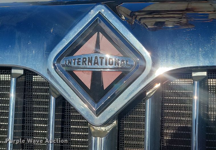 image for item LA9534 2005 International  7400 digger derrick truck