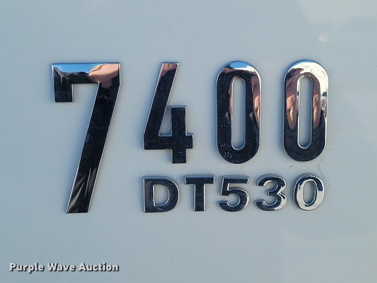 image for item LA9534 2005 International  7400 digger derrick truck