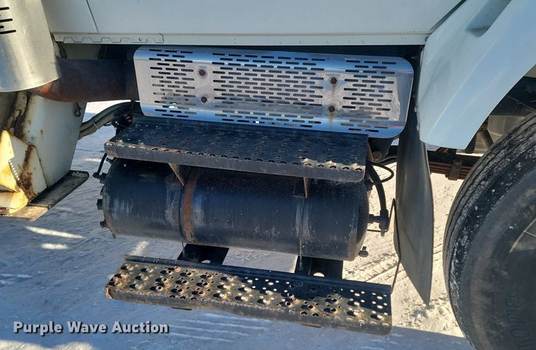 image for item LA9534 2005 International  7400 digger derrick truck