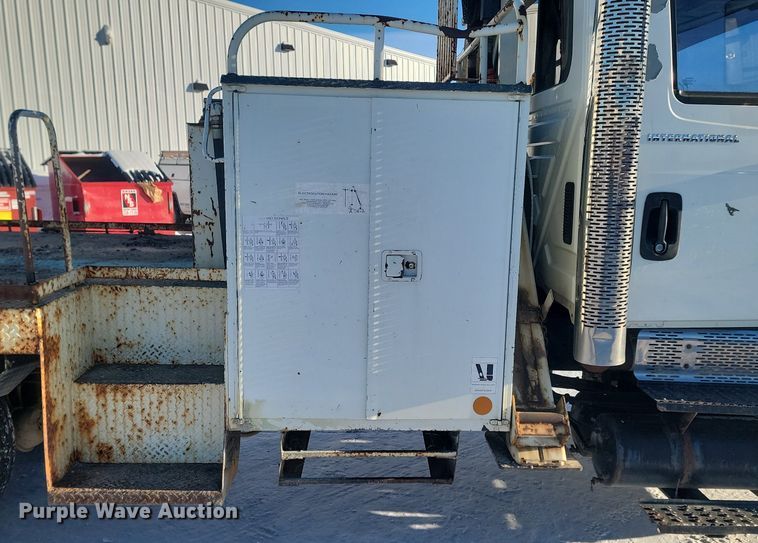 image for item LA9534 2005 International  7400 digger derrick truck