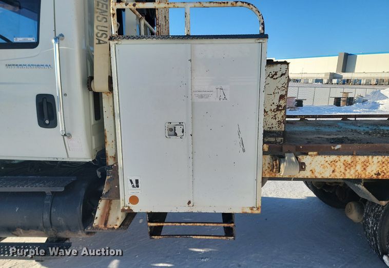 image for item LA9534 2005 International  7400 digger derrick truck