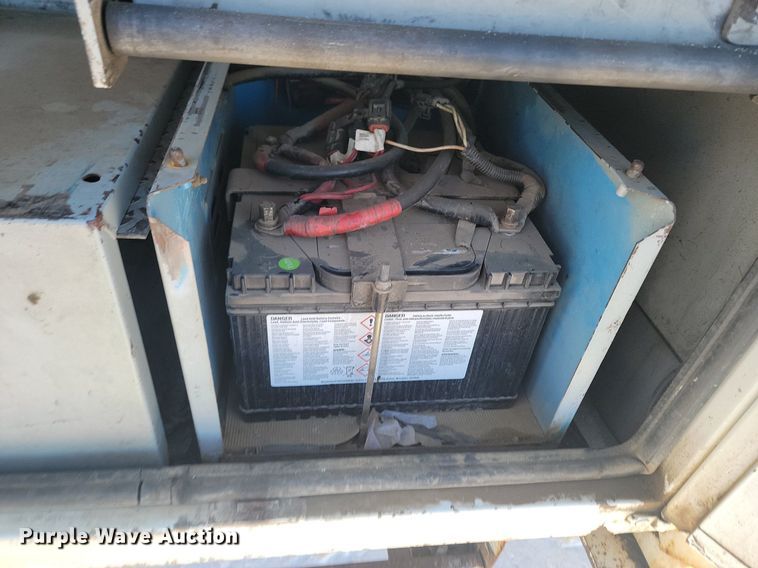 image for item LA9534 2005 International  7400 digger derrick truck