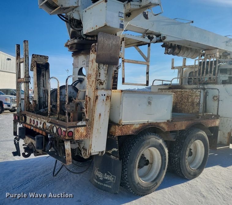 image for item LA9534 2005 International  7400 digger derrick truck