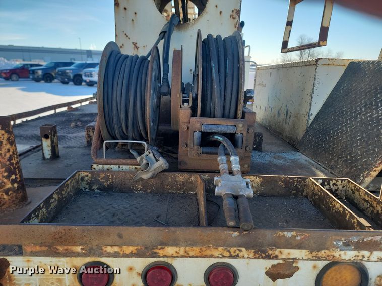 image for item LA9534 2005 International  7400 digger derrick truck