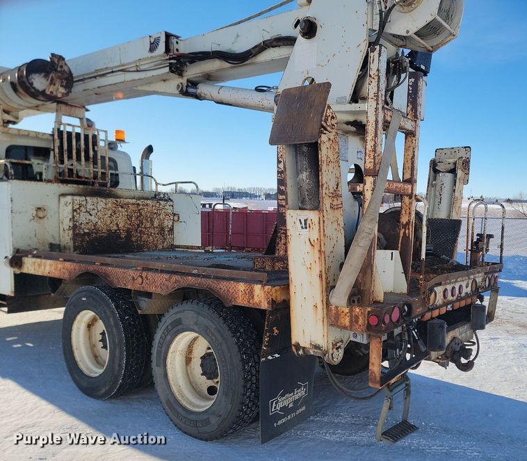 image for item LA9534 2005 International  7400 digger derrick truck