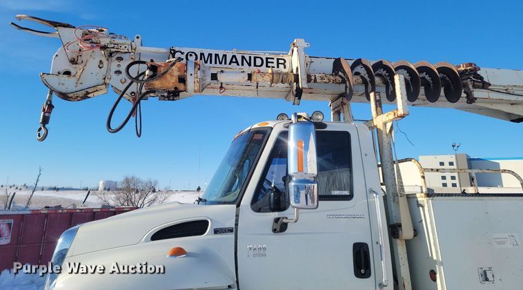 image for item LA9534 2005 International  7400 digger derrick truck