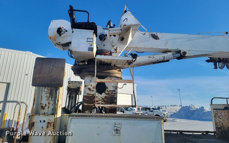 image for item LA9534 2005 International  7400 digger derrick truck