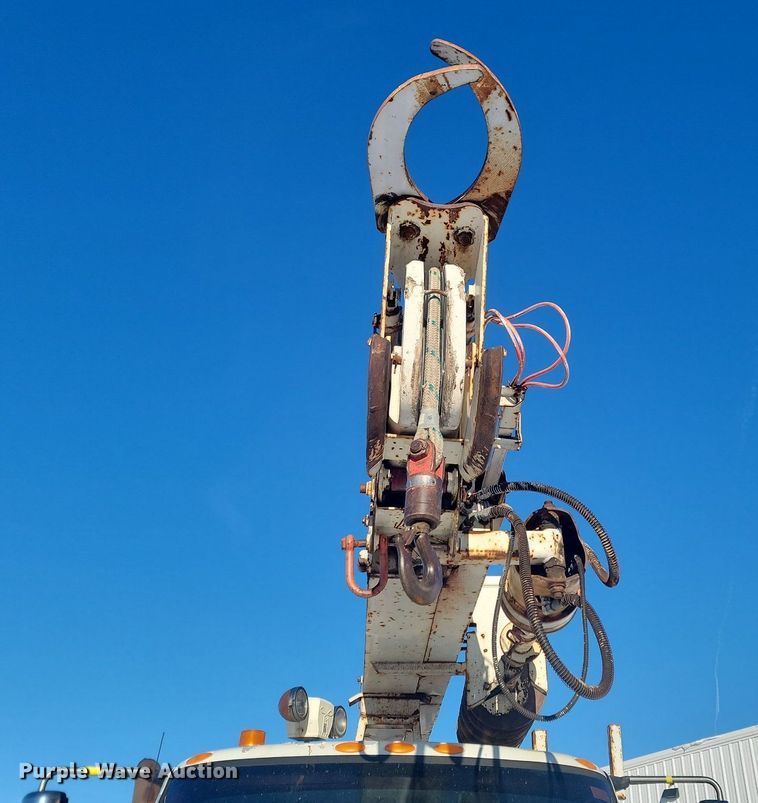 image for item LA9534 2005 International  7400 digger derrick truck