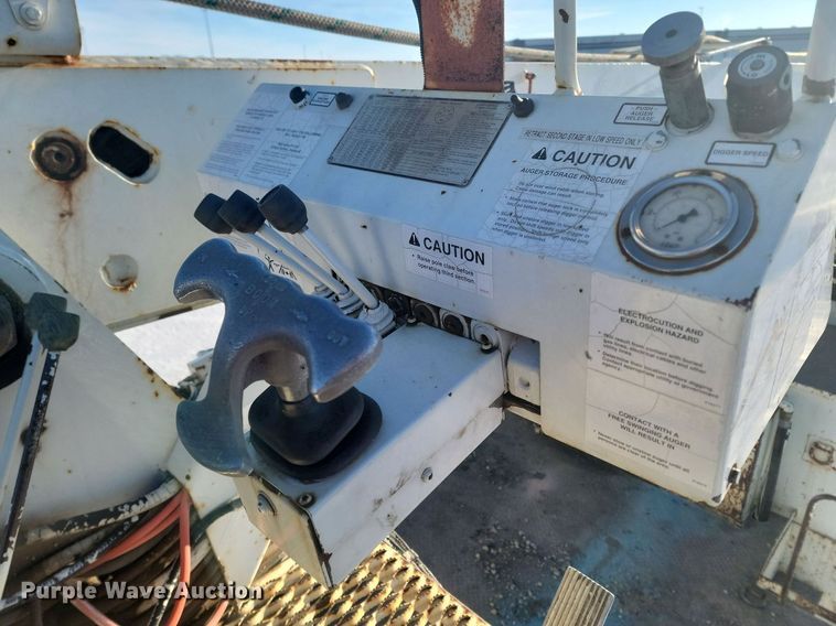 image for item LA9534 2005 International  7400 digger derrick truck