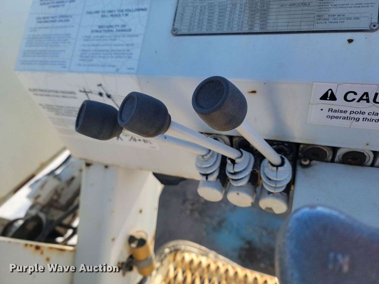 image for item LA9534 2005 International  7400 digger derrick truck