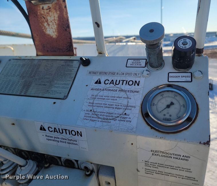 image for item LA9534 2005 International  7400 digger derrick truck