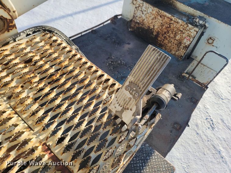 image for item LA9534 2005 International  7400 digger derrick truck