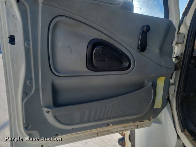 image for item LA9534 2005 International  7400 digger derrick truck