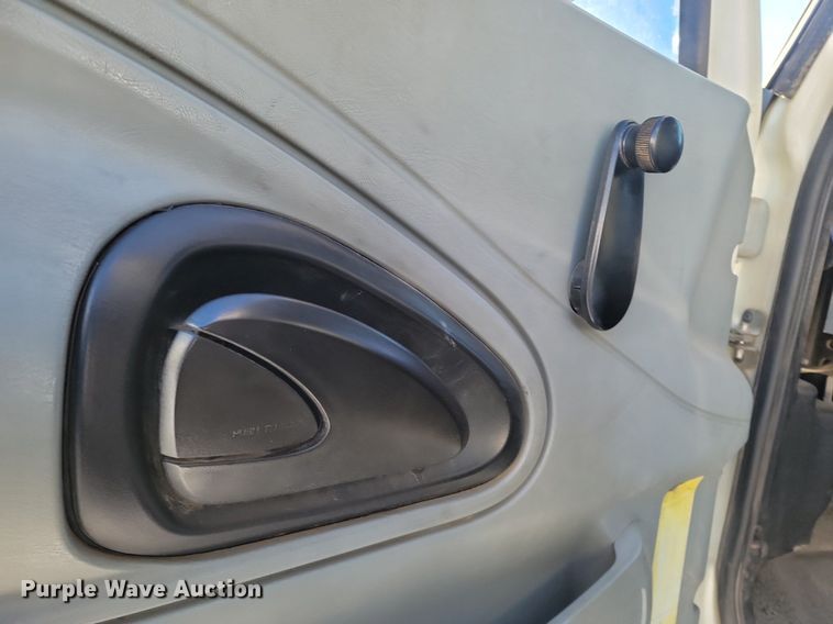 image for item LA9534 2005 International  7400 digger derrick truck