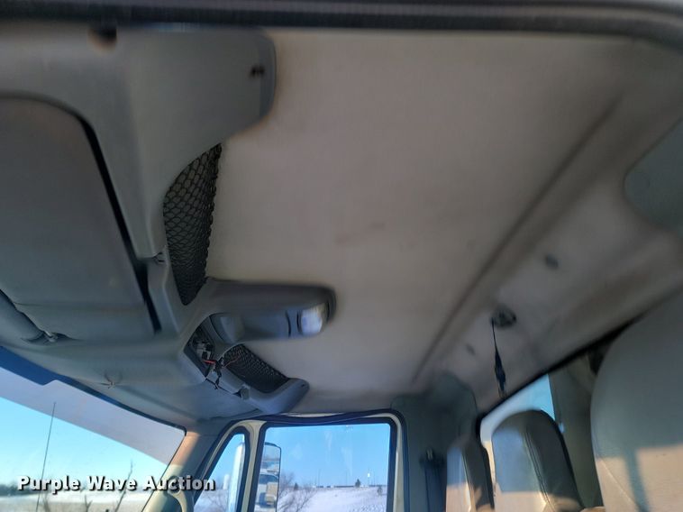 image for item LA9534 2005 International  7400 digger derrick truck