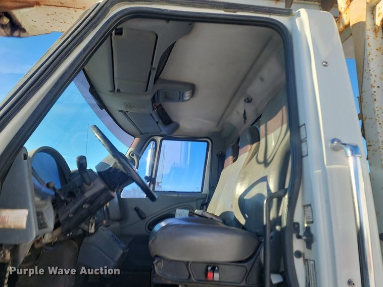 image for item LA9534 2005 International  7400 digger derrick truck