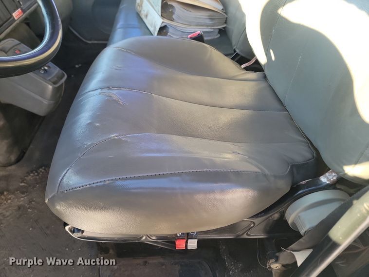 image for item LA9534 2005 International  7400 digger derrick truck