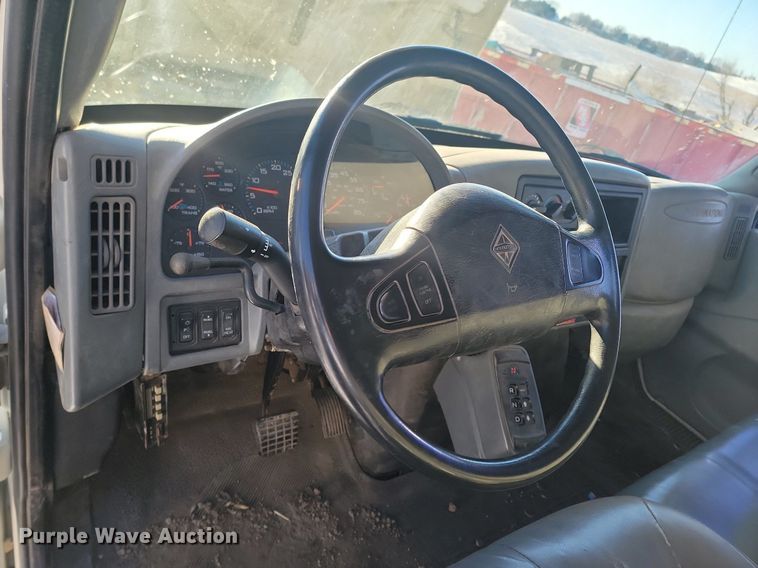 image for item LA9534 2005 International  7400 digger derrick truck