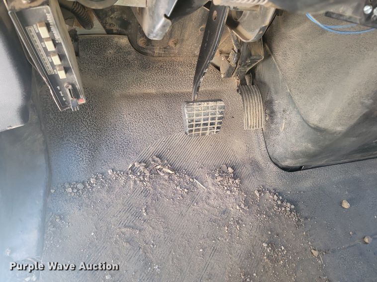 image for item LA9534 2005 International  7400 digger derrick truck