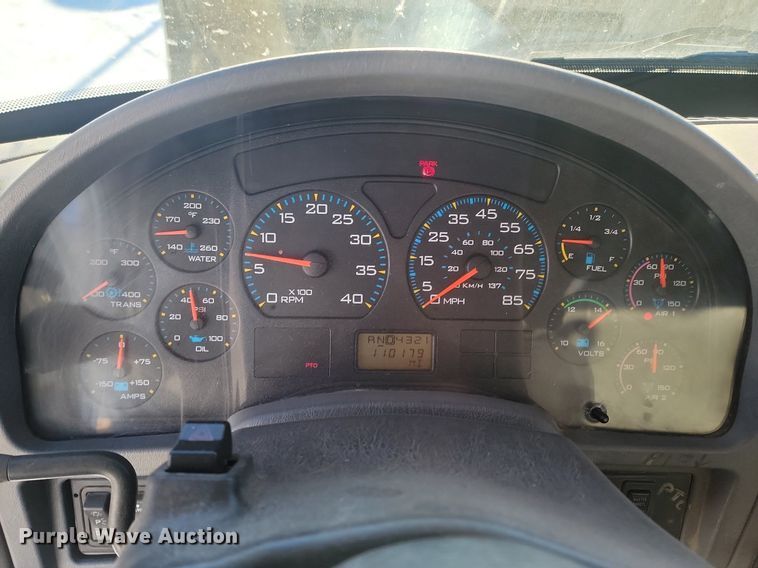 image for item LA9534 2005 International  7400 digger derrick truck