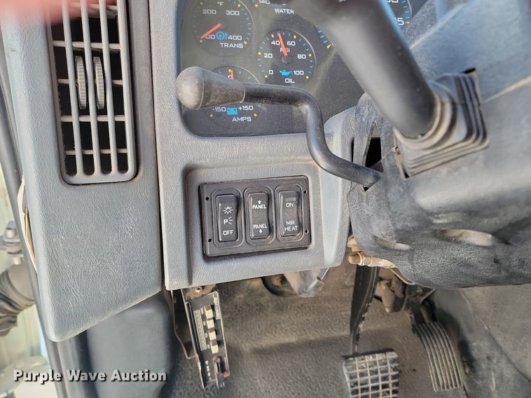 image for item LA9534 2005 International  7400 digger derrick truck