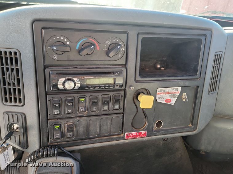 image for item LA9534 2005 International  7400 digger derrick truck