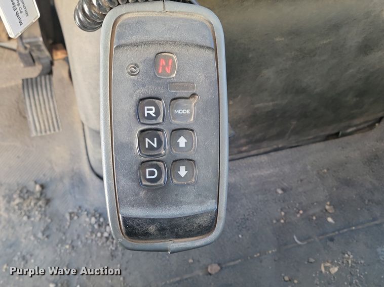 image for item LA9534 2005 International  7400 digger derrick truck