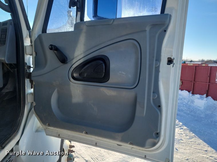 image for item LA9534 2005 International  7400 digger derrick truck