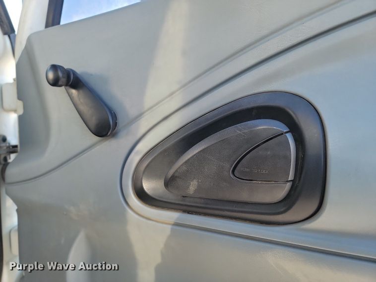 image for item LA9534 2005 International  7400 digger derrick truck