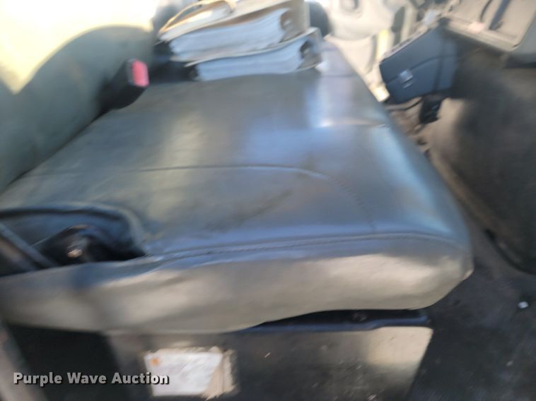 image for item LA9534 2005 International  7400 digger derrick truck