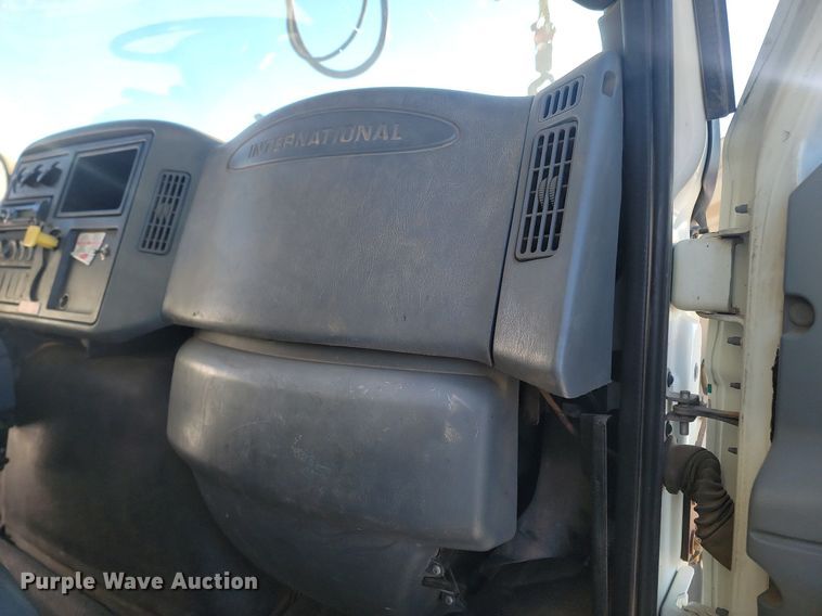 image for item LA9534 2005 International  7400 digger derrick truck