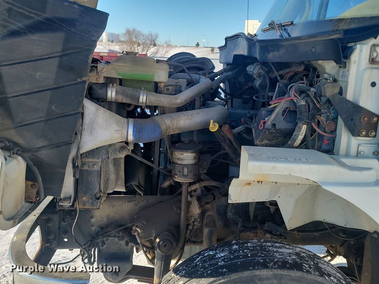 image for item LA9534 2005 International  7400 digger derrick truck