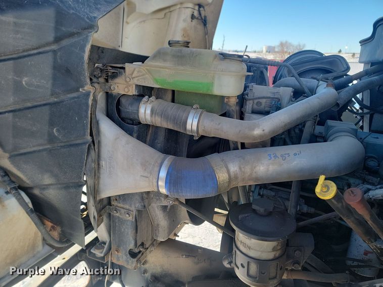 image for item LA9534 2005 International  7400 digger derrick truck