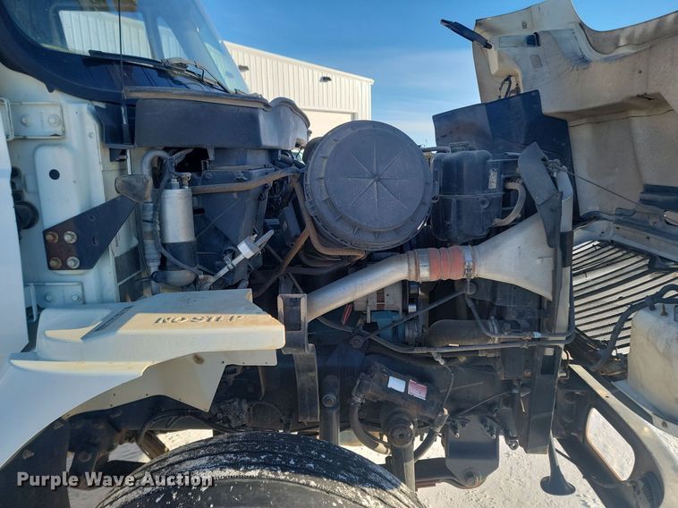 image for item LA9534 2005 International  7400 digger derrick truck