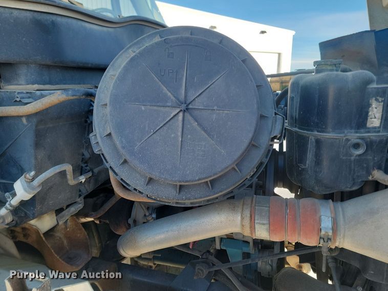 image for item LA9534 2005 International  7400 digger derrick truck