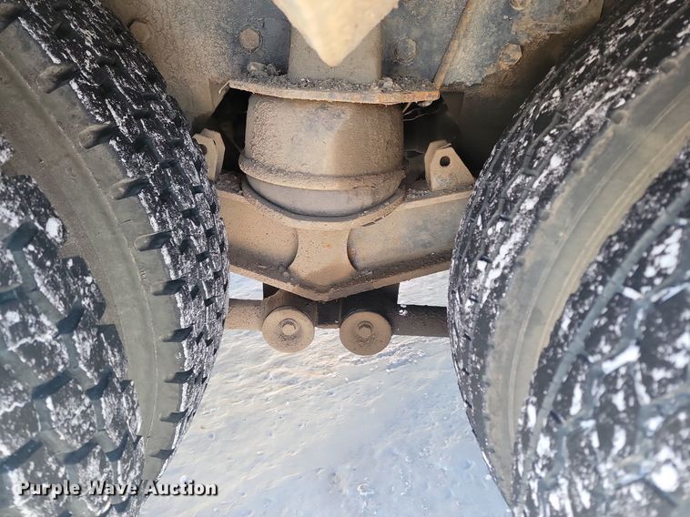 image for item LA9534 2005 International  7400 digger derrick truck