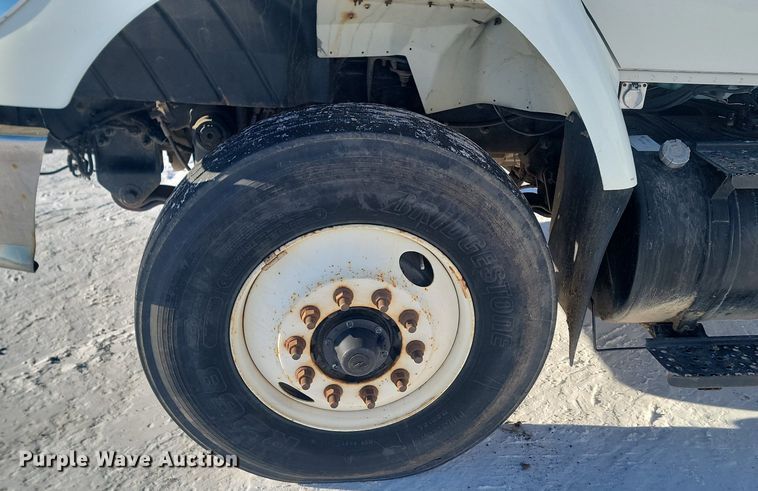 image for item LA9534 2005 International  7400 digger derrick truck