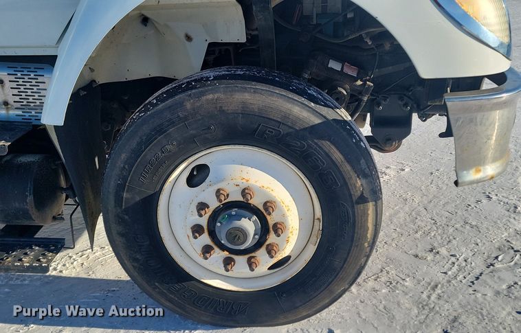 image for item LA9534 2005 International  7400 digger derrick truck