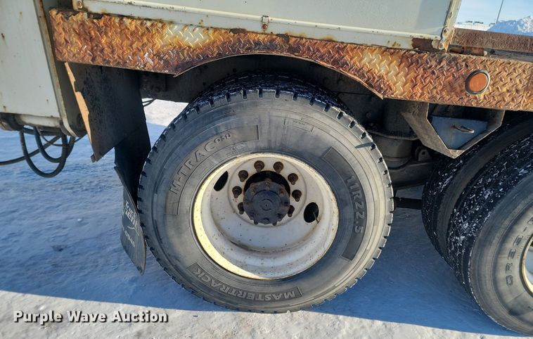 image for item LA9534 2005 International  7400 digger derrick truck