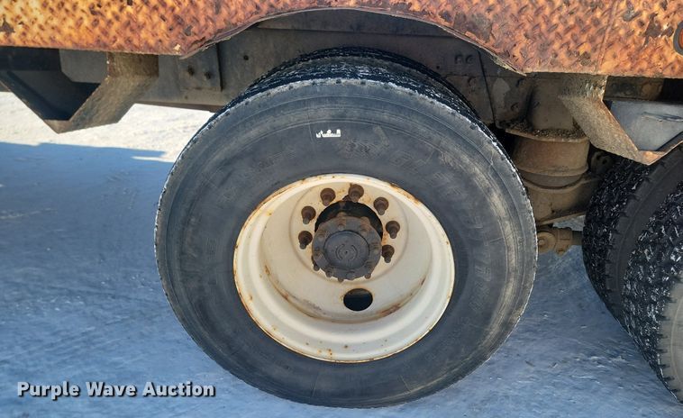 image for item LA9534 2005 International  7400 digger derrick truck